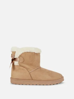 Botas Imitação Pelo Detalhe Laço