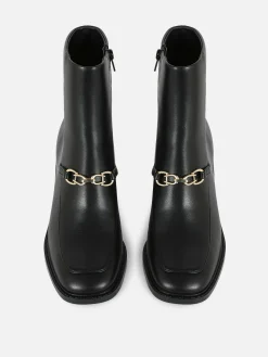 Botas Tacão Detalhe Corrente Rita Ora